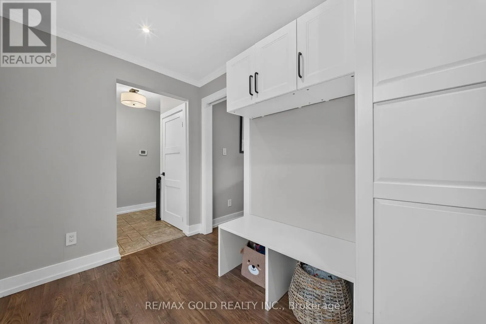 11 DOWLING CRESCENT