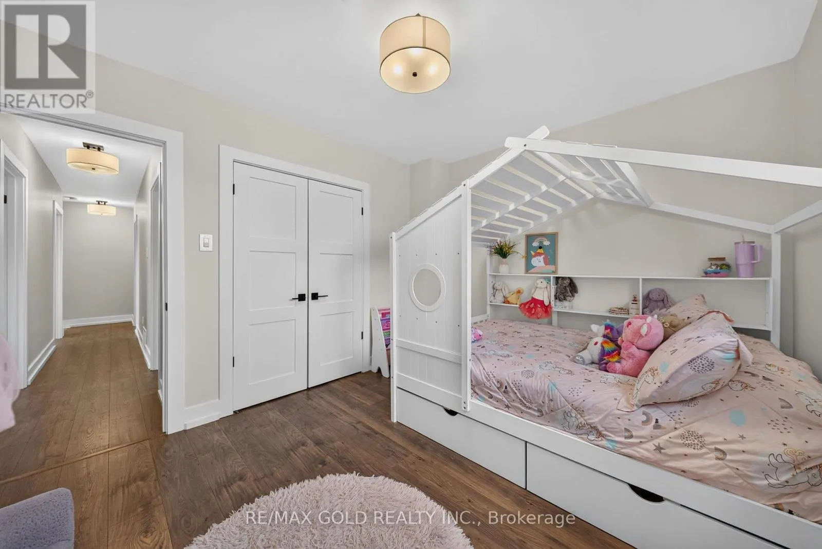 11 DOWLING CRESCENT