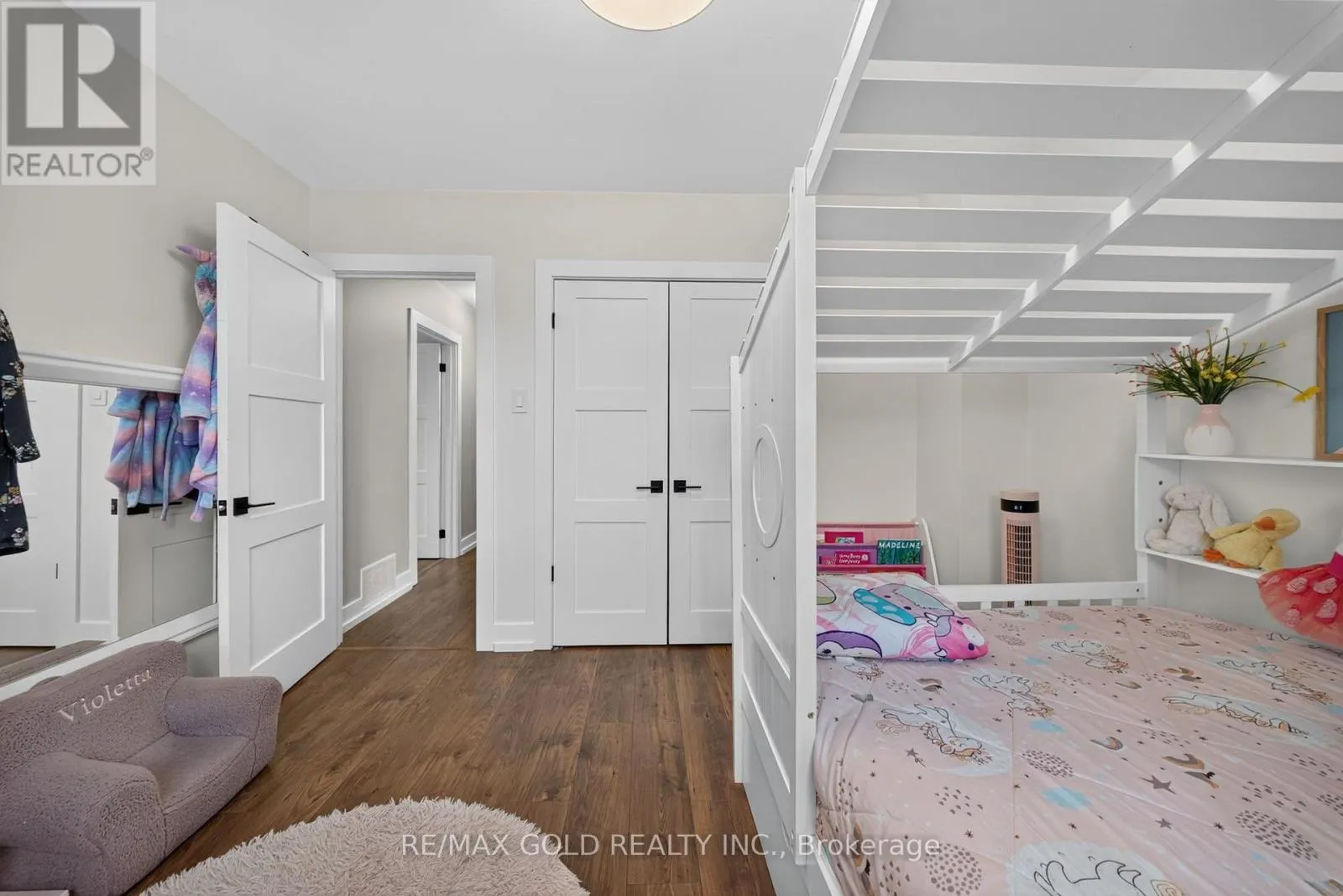 11 DOWLING CRESCENT