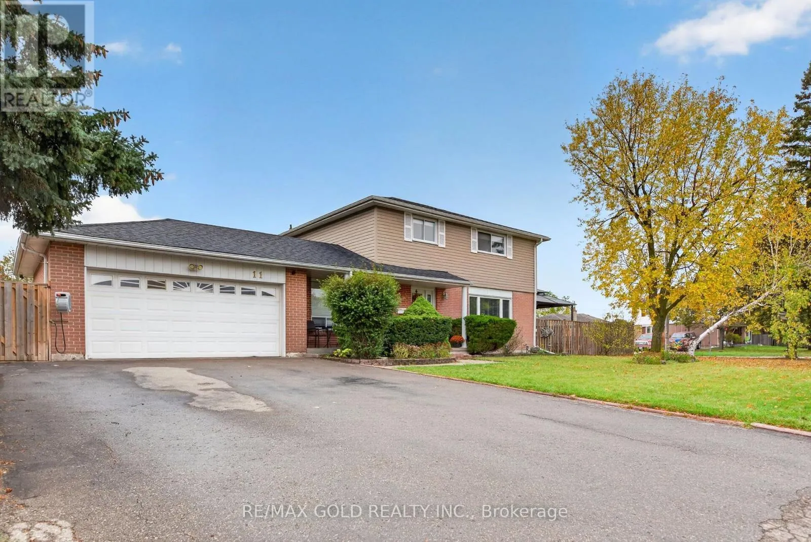 11 DOWLING CRESCENT