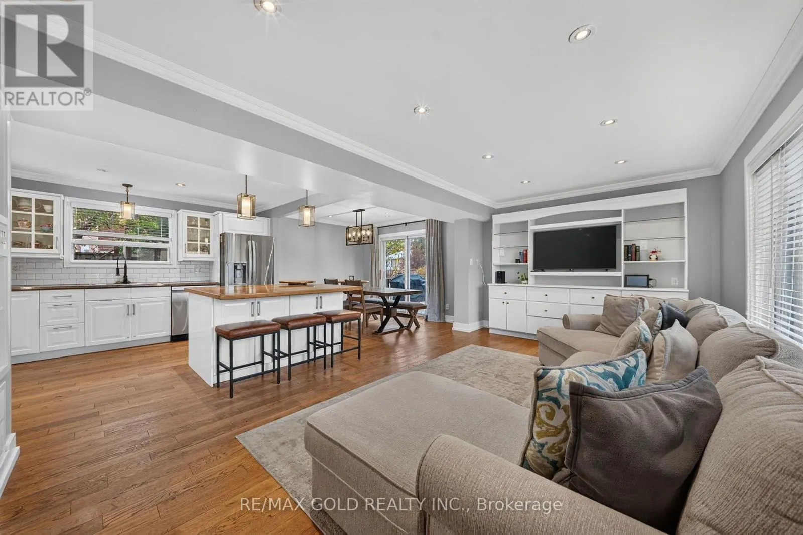 11 DOWLING CRESCENT