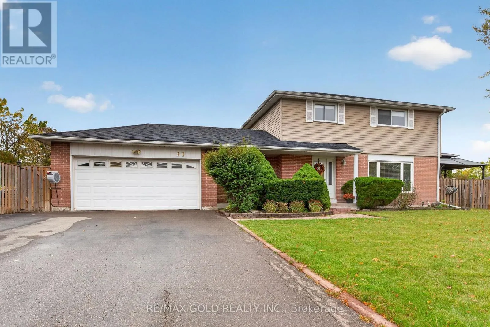 11 DOWLING CRESCENT