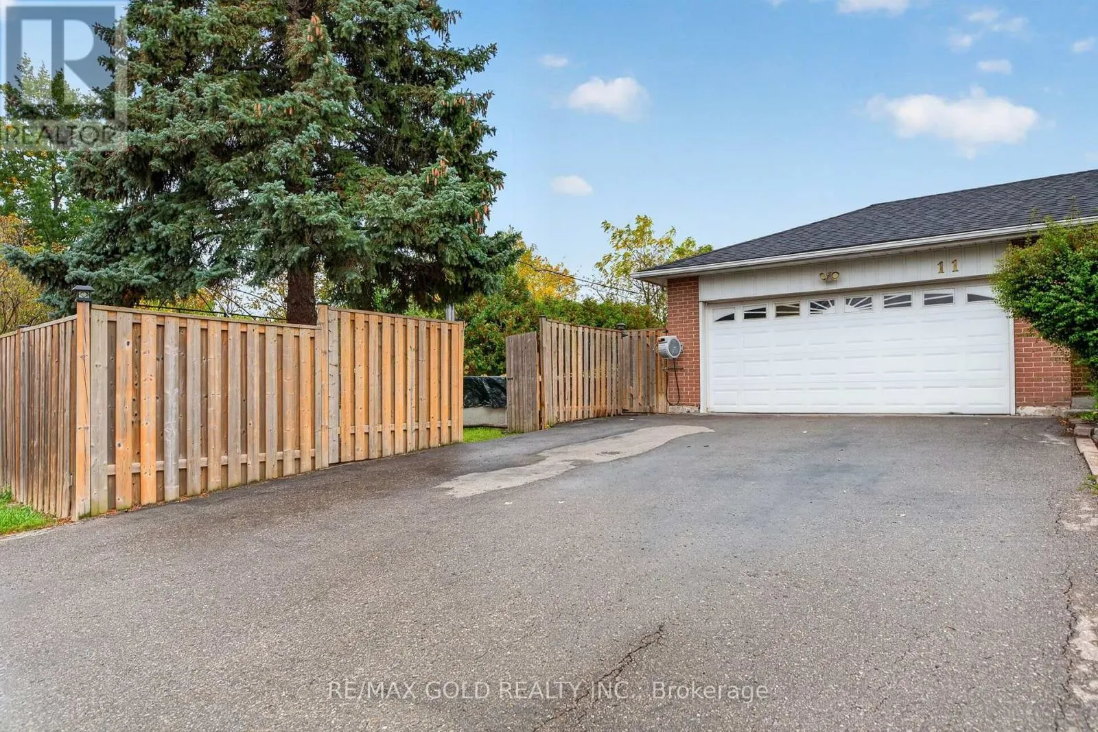 11 DOWLING CRESCENT