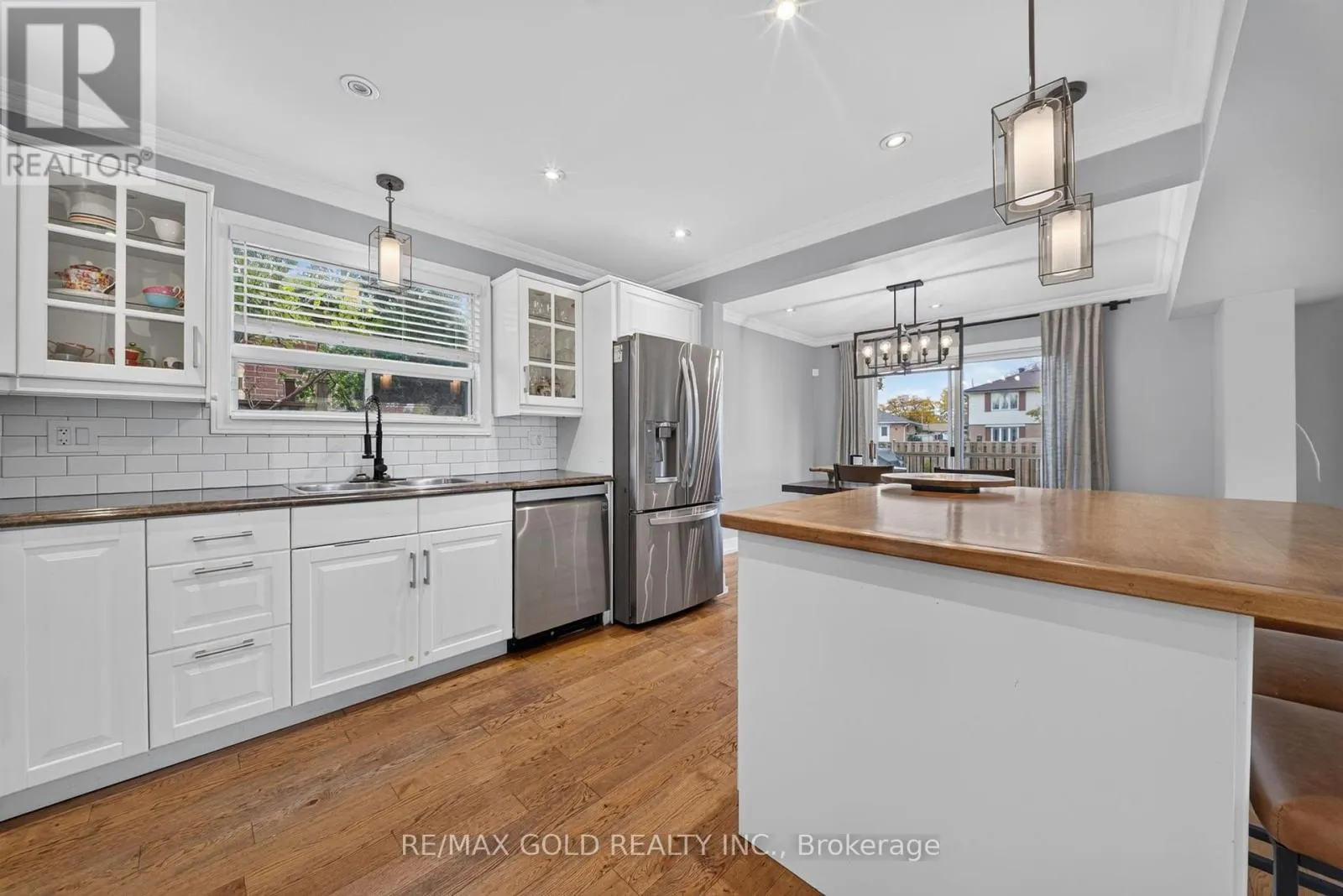 11 DOWLING CRESCENT