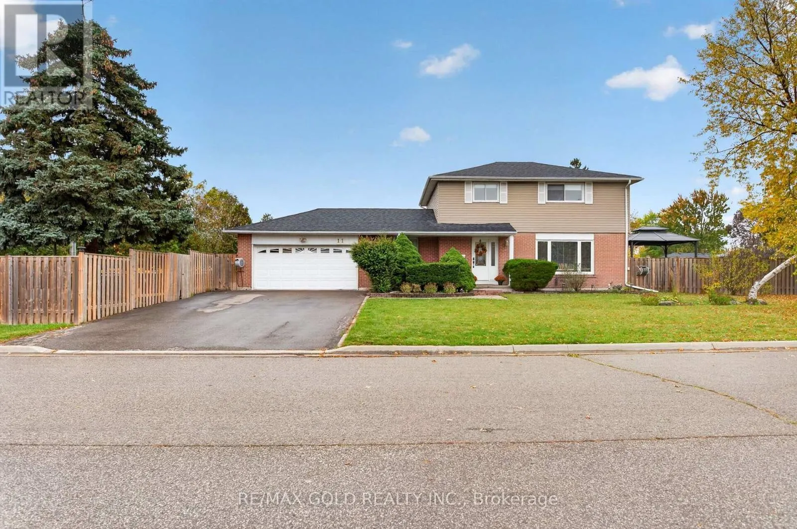 11 DOWLING CRESCENT