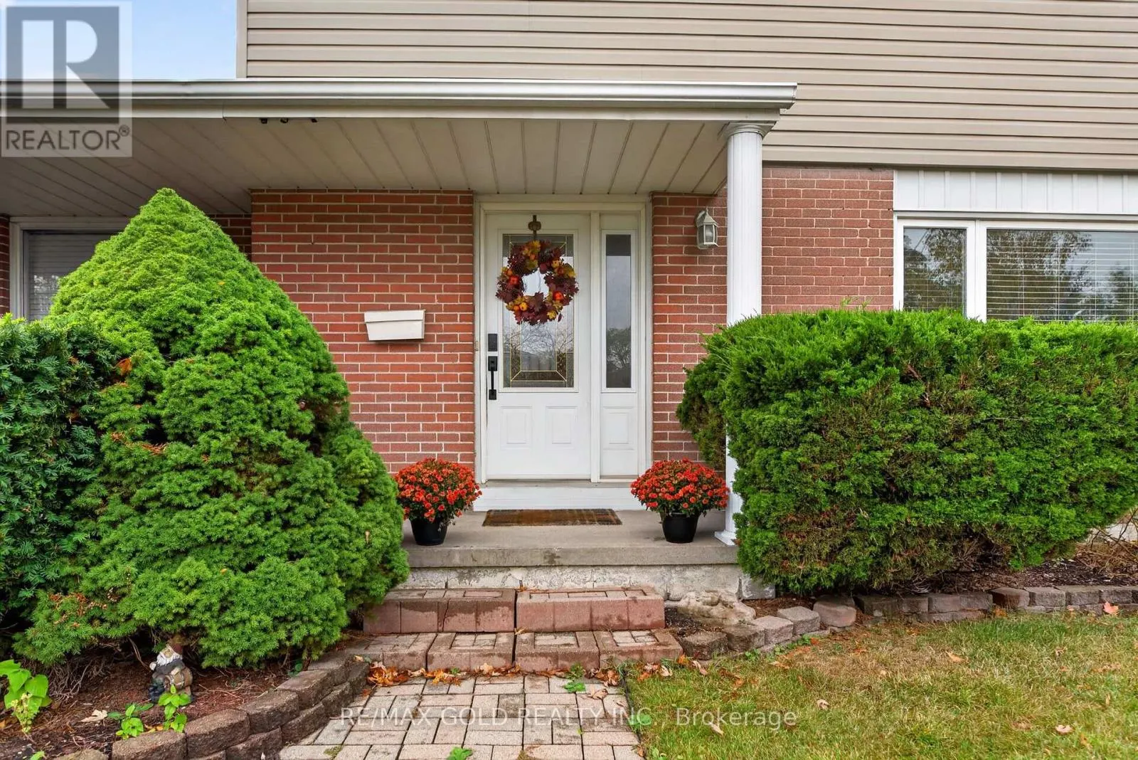 11 DOWLING CRESCENT