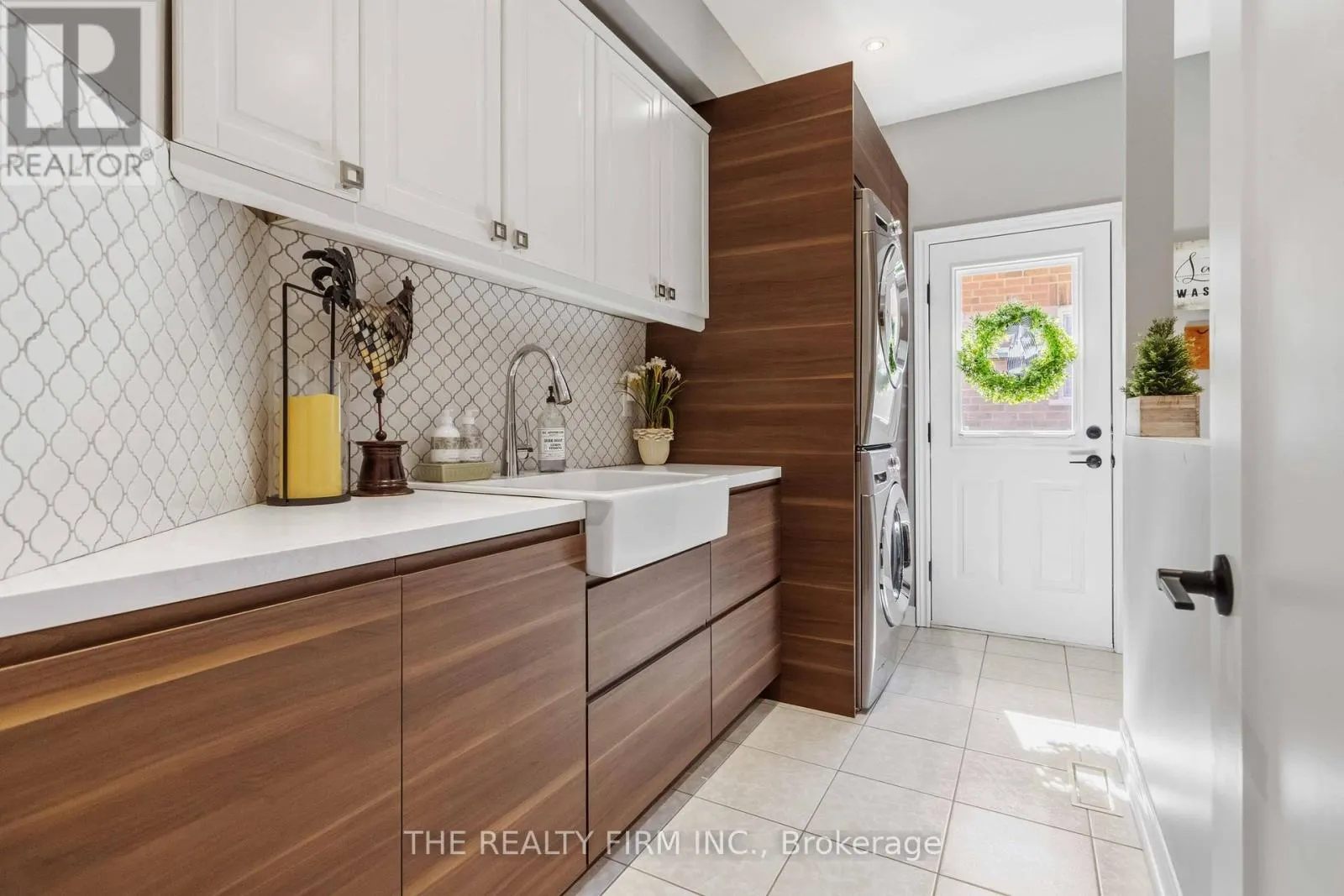 3 CLIFFCREST COURT