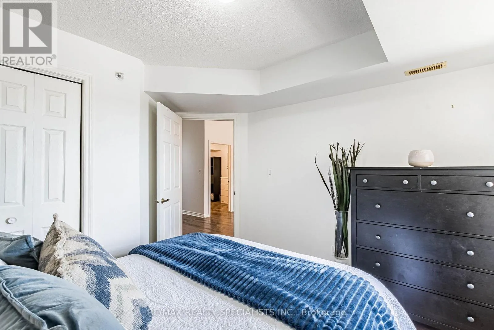 406 - 1480 BISHOPS GATE