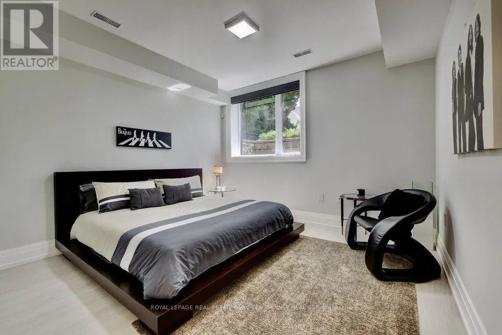 533 CARSON LANE