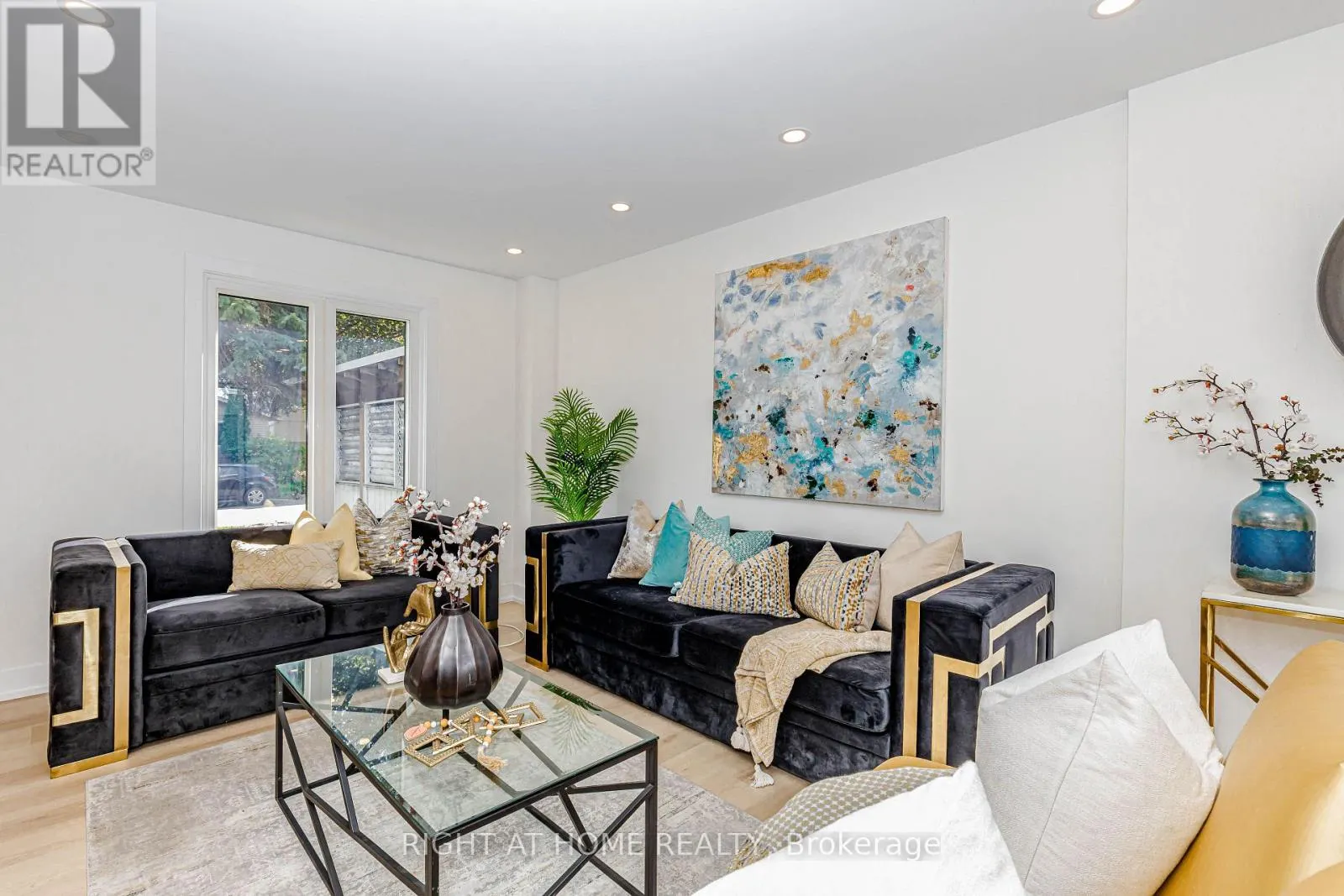 8 HAZELGLEN COURT