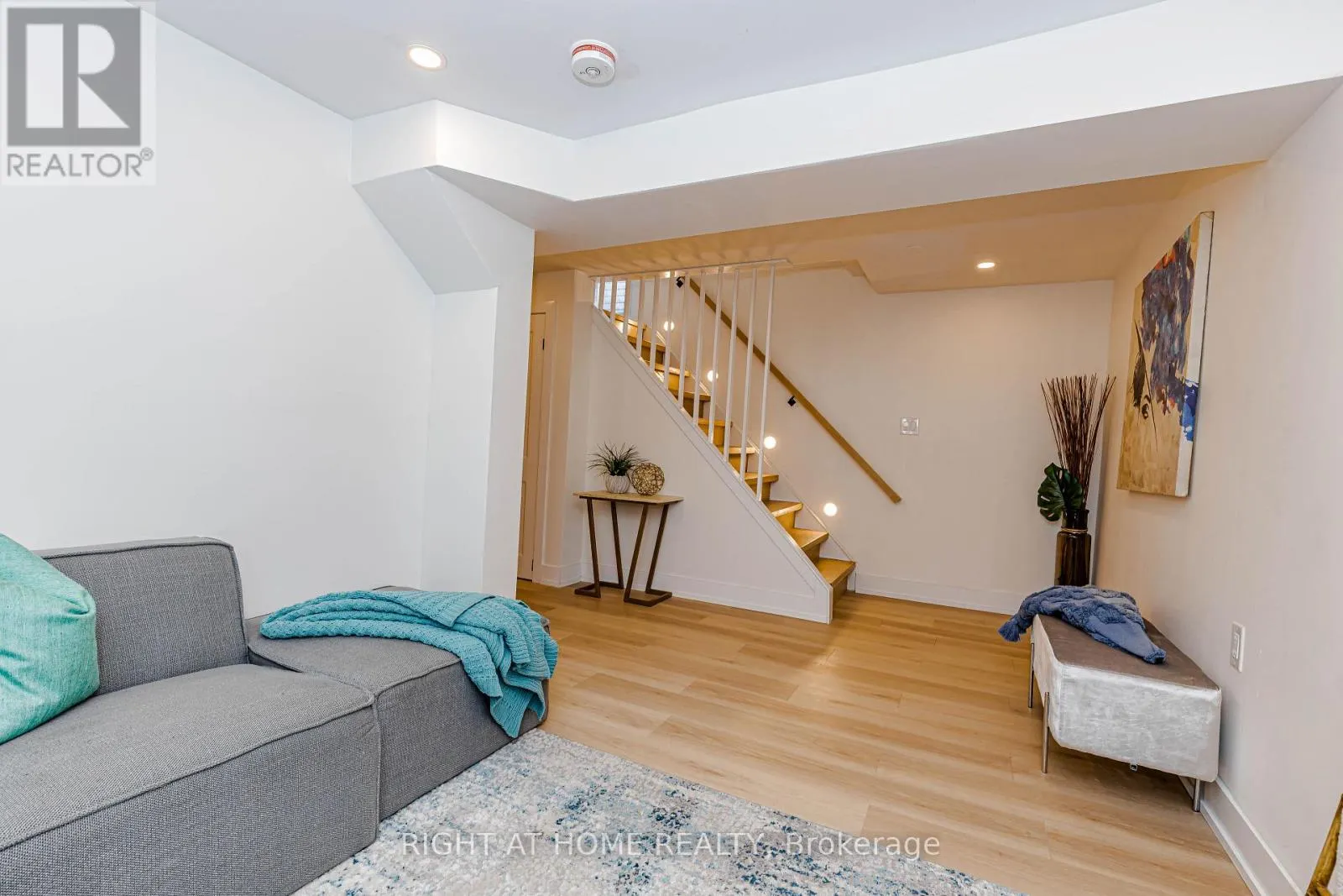 8 HAZELGLEN COURT