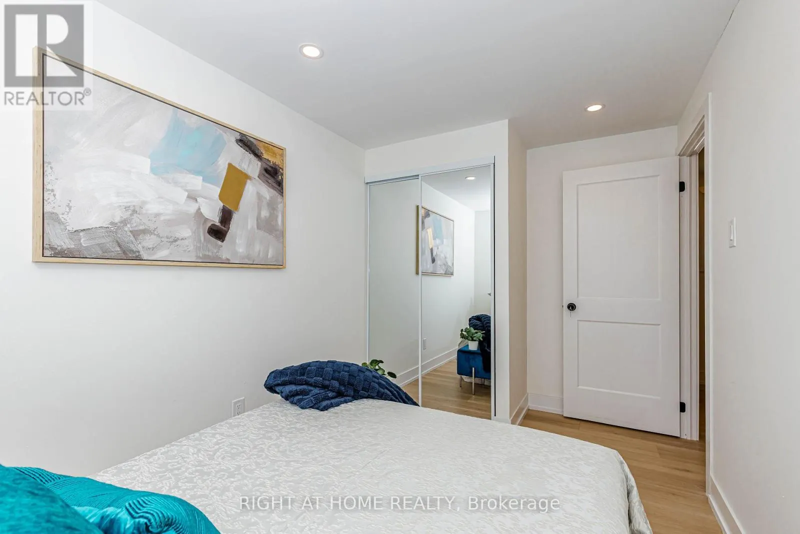 8 HAZELGLEN COURT