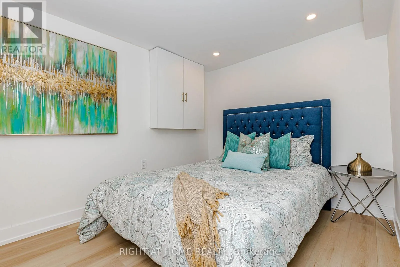 8 HAZELGLEN COURT