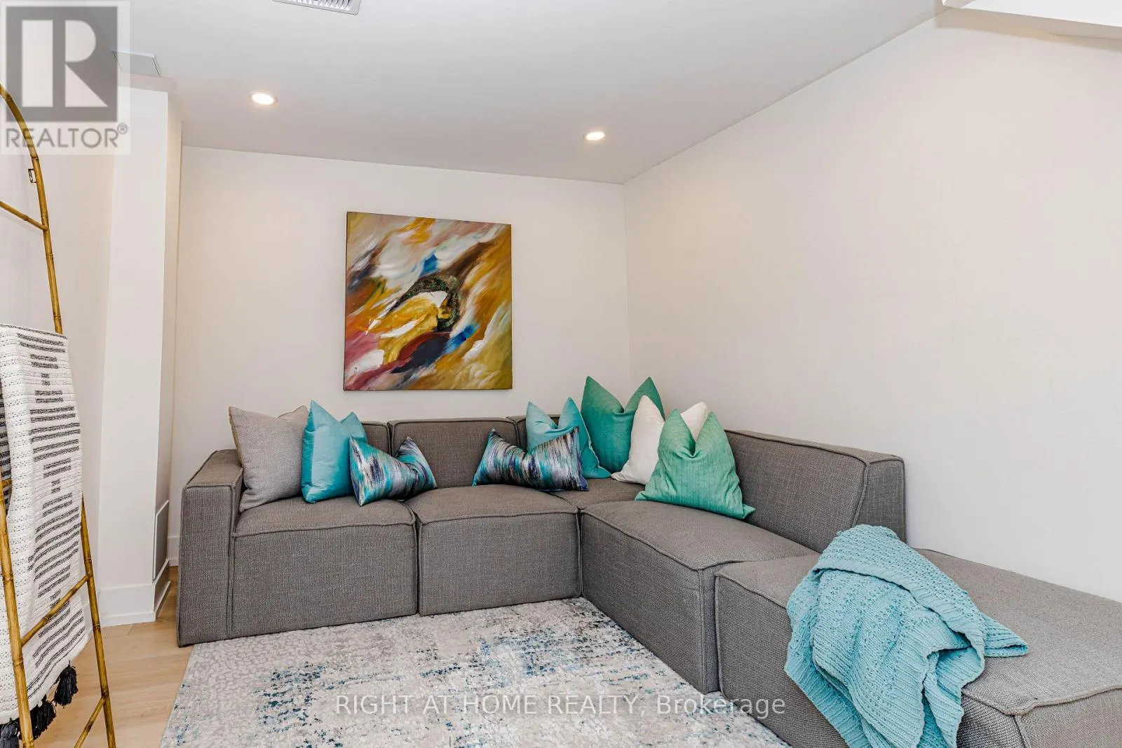 8 HAZELGLEN COURT
