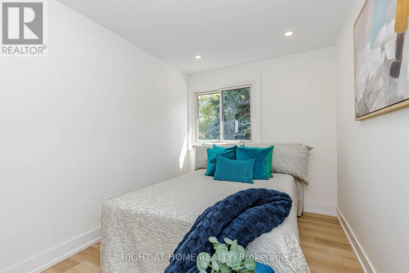 8 HAZELGLEN COURT