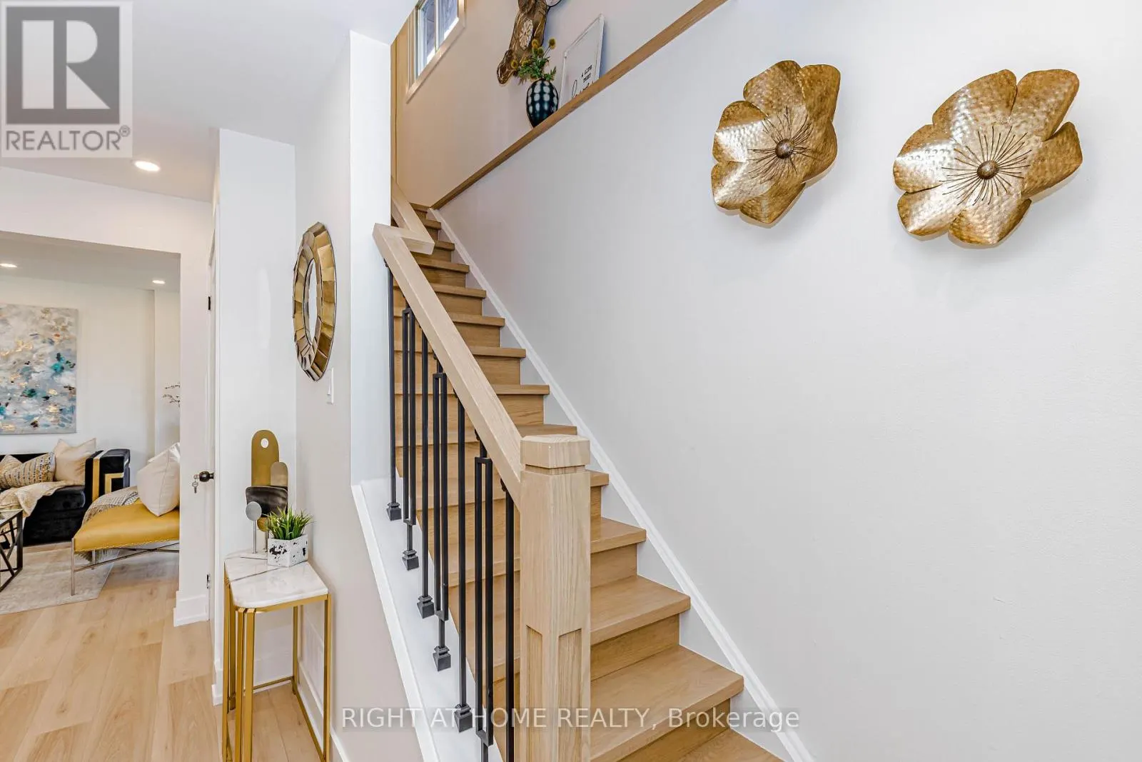 8 HAZELGLEN COURT