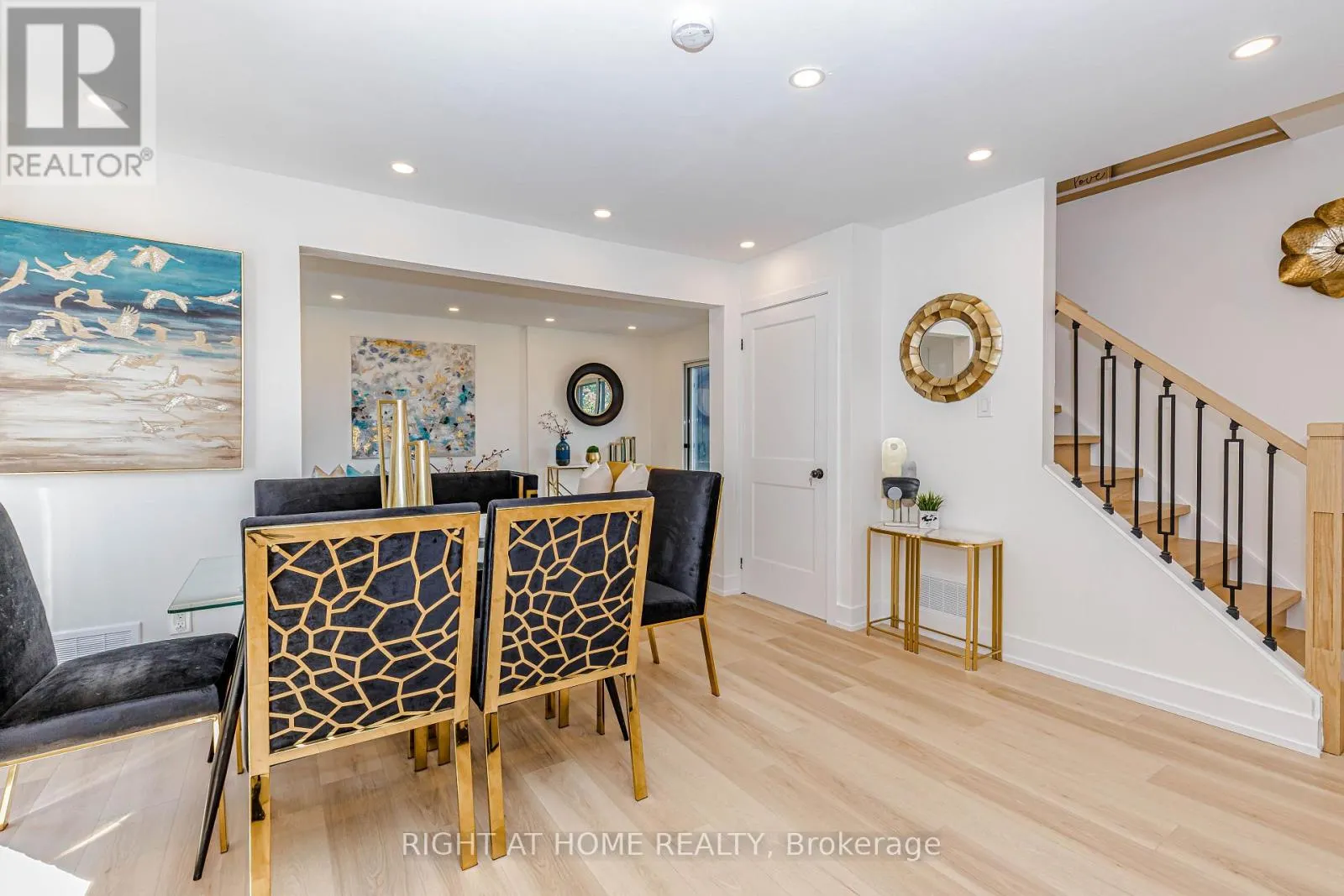 8 HAZELGLEN COURT