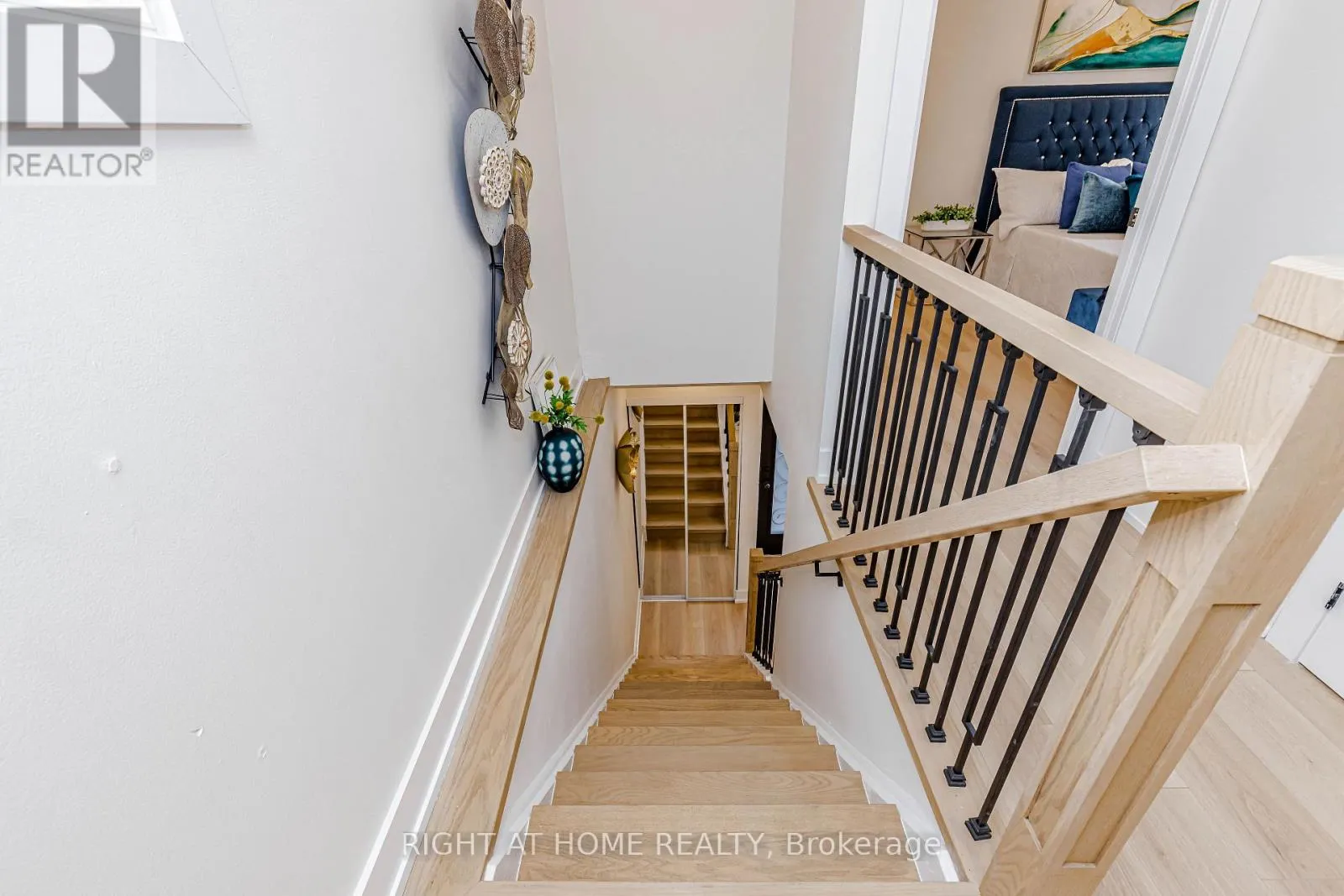 8 HAZELGLEN COURT