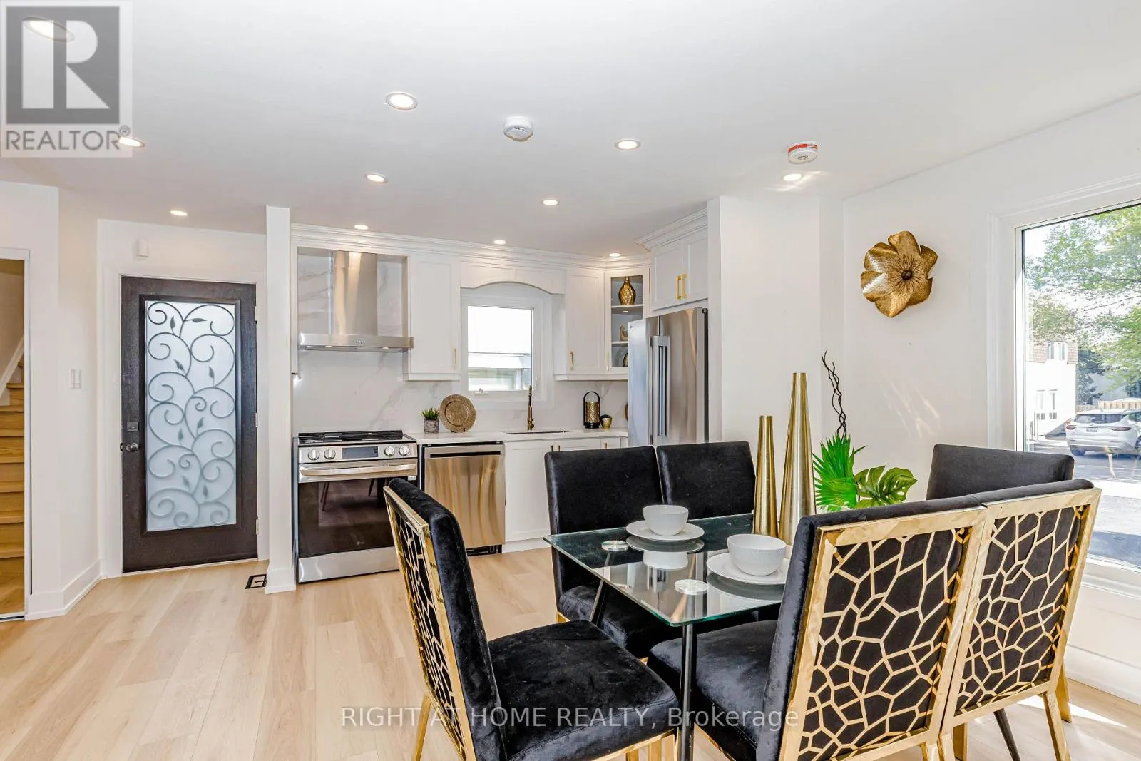 8 HAZELGLEN COURT