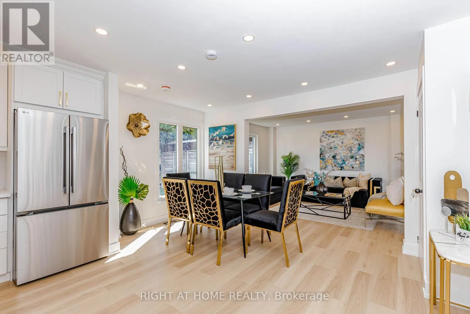 8 HAZELGLEN COURT