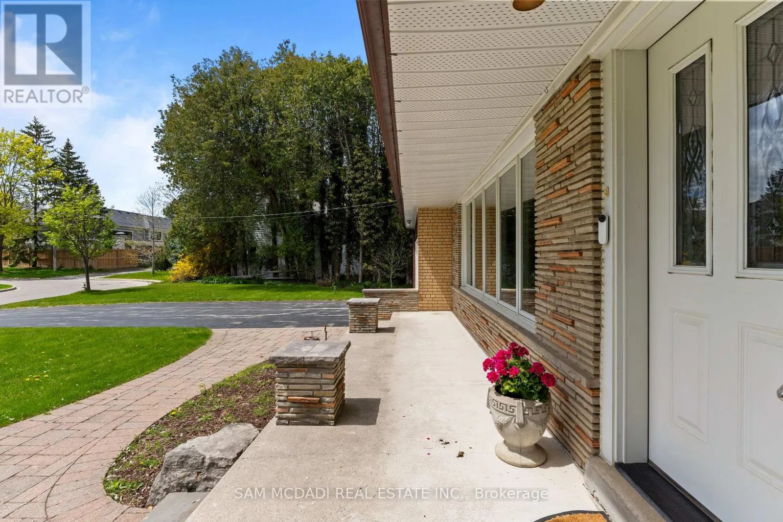 521 VANESSA CRESCENT
