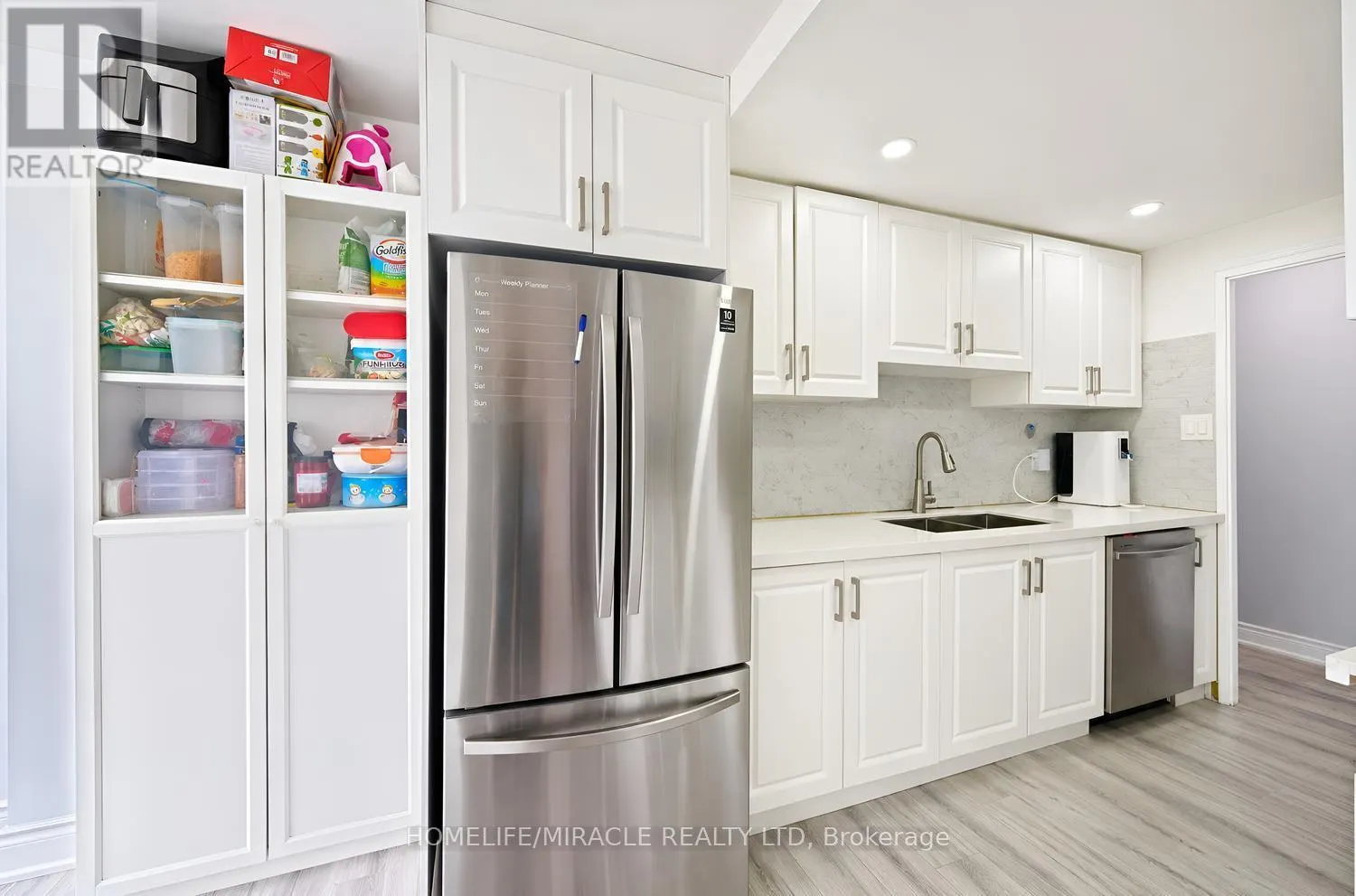 502 - 50 ELM DRIVE E