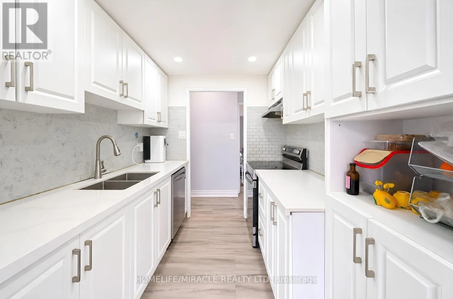 502 - 50 ELM DRIVE E
