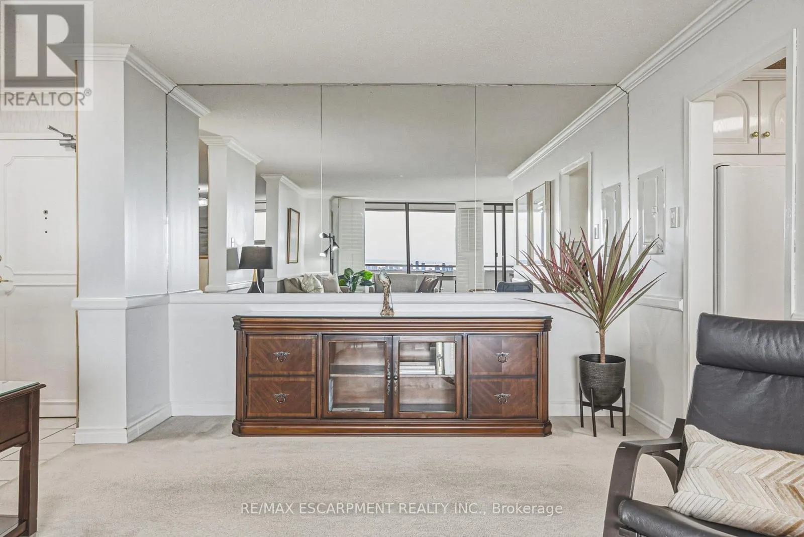 1005 - 2055 UPPER MIDDLE ROAD