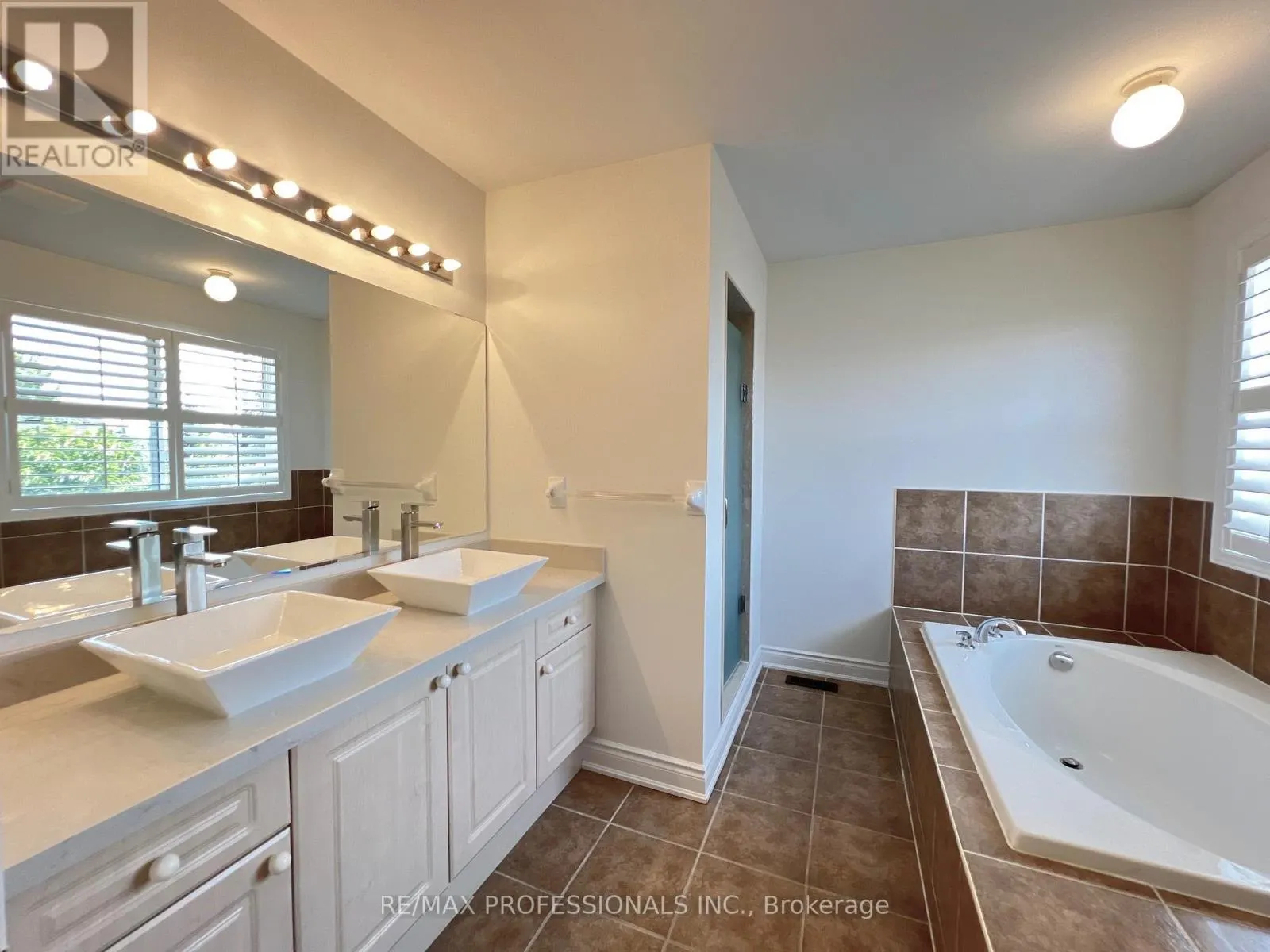 3895 HENRIETTA WAY