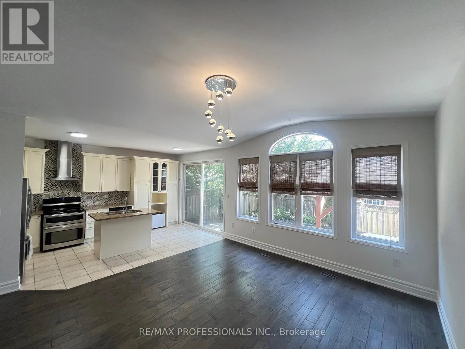 3895 HENRIETTA WAY