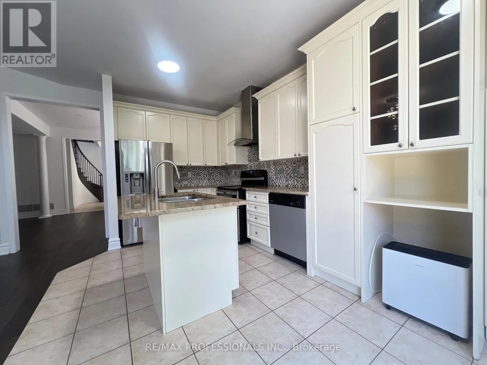 3895 HENRIETTA WAY