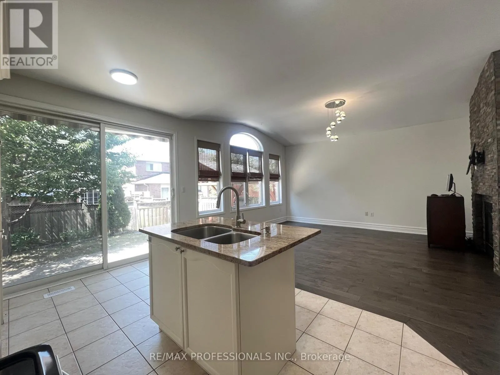 3895 HENRIETTA WAY
