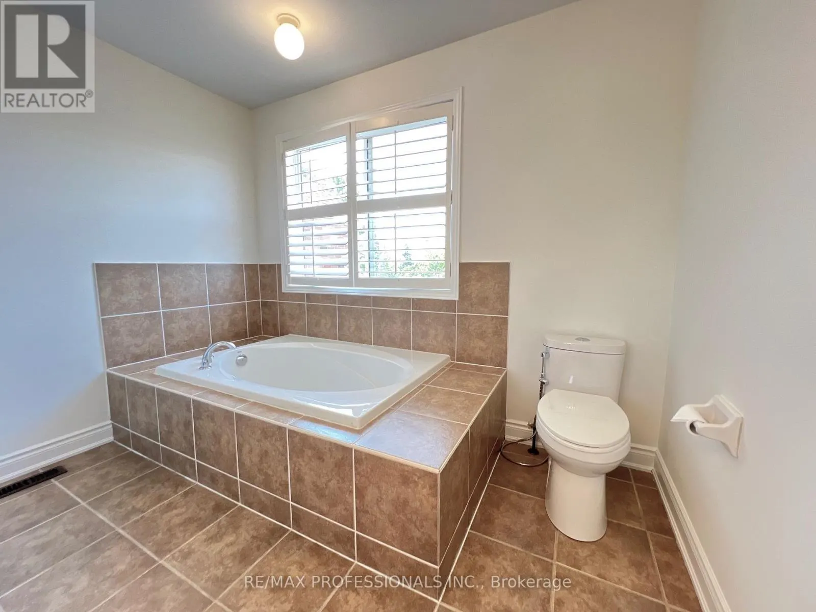3895 HENRIETTA WAY