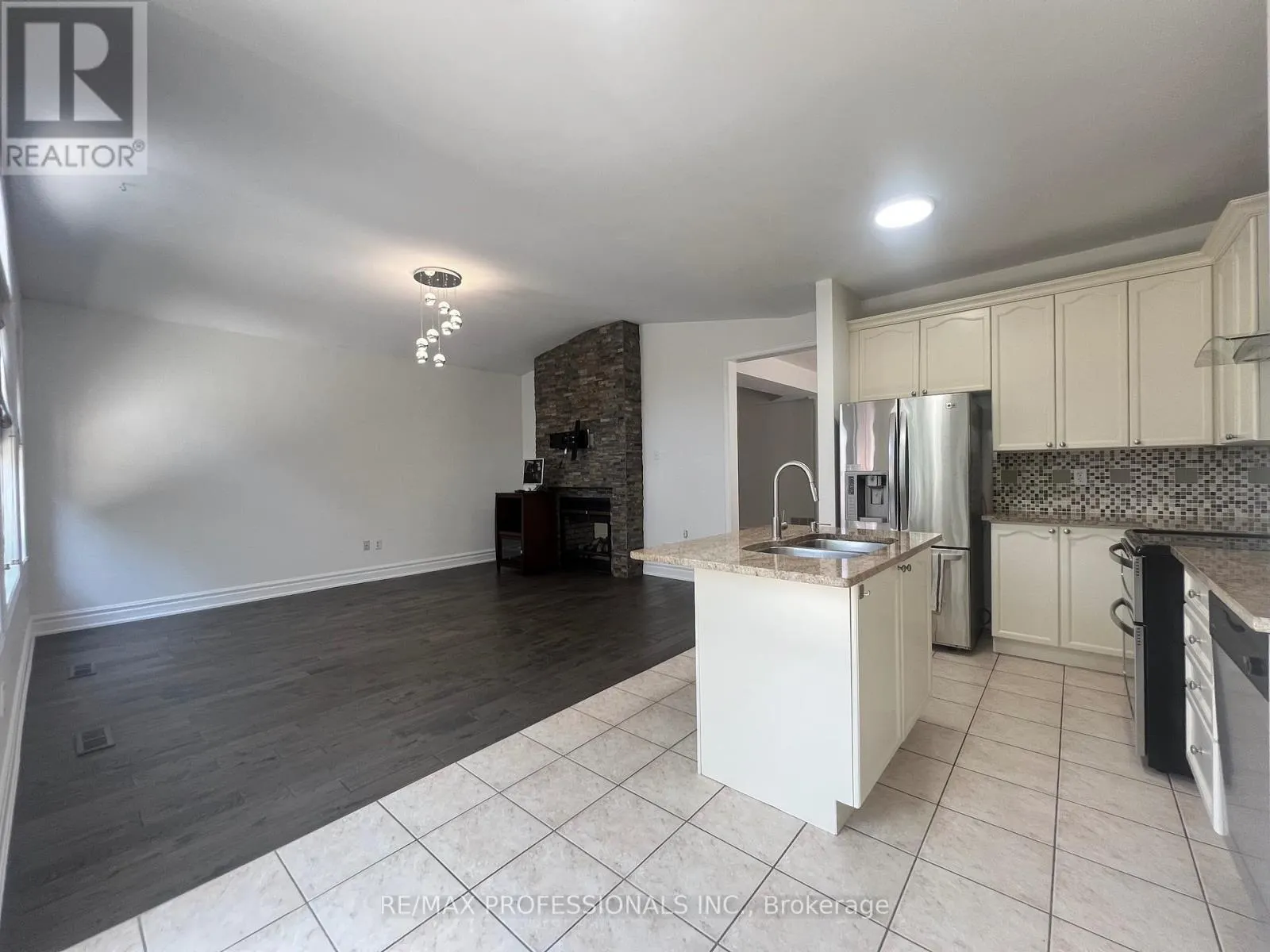 3895 HENRIETTA WAY