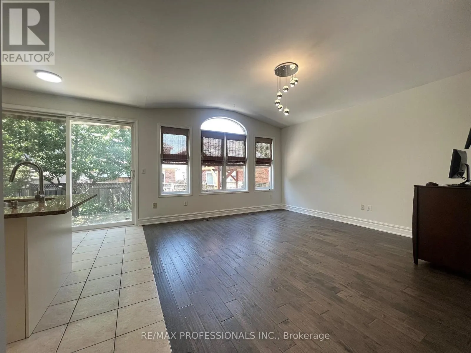 3895 HENRIETTA WAY