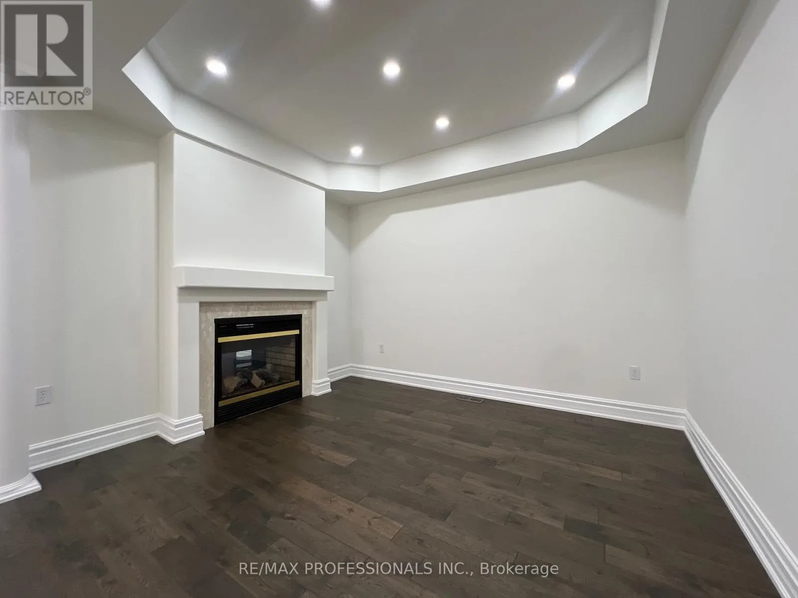 3895 HENRIETTA WAY