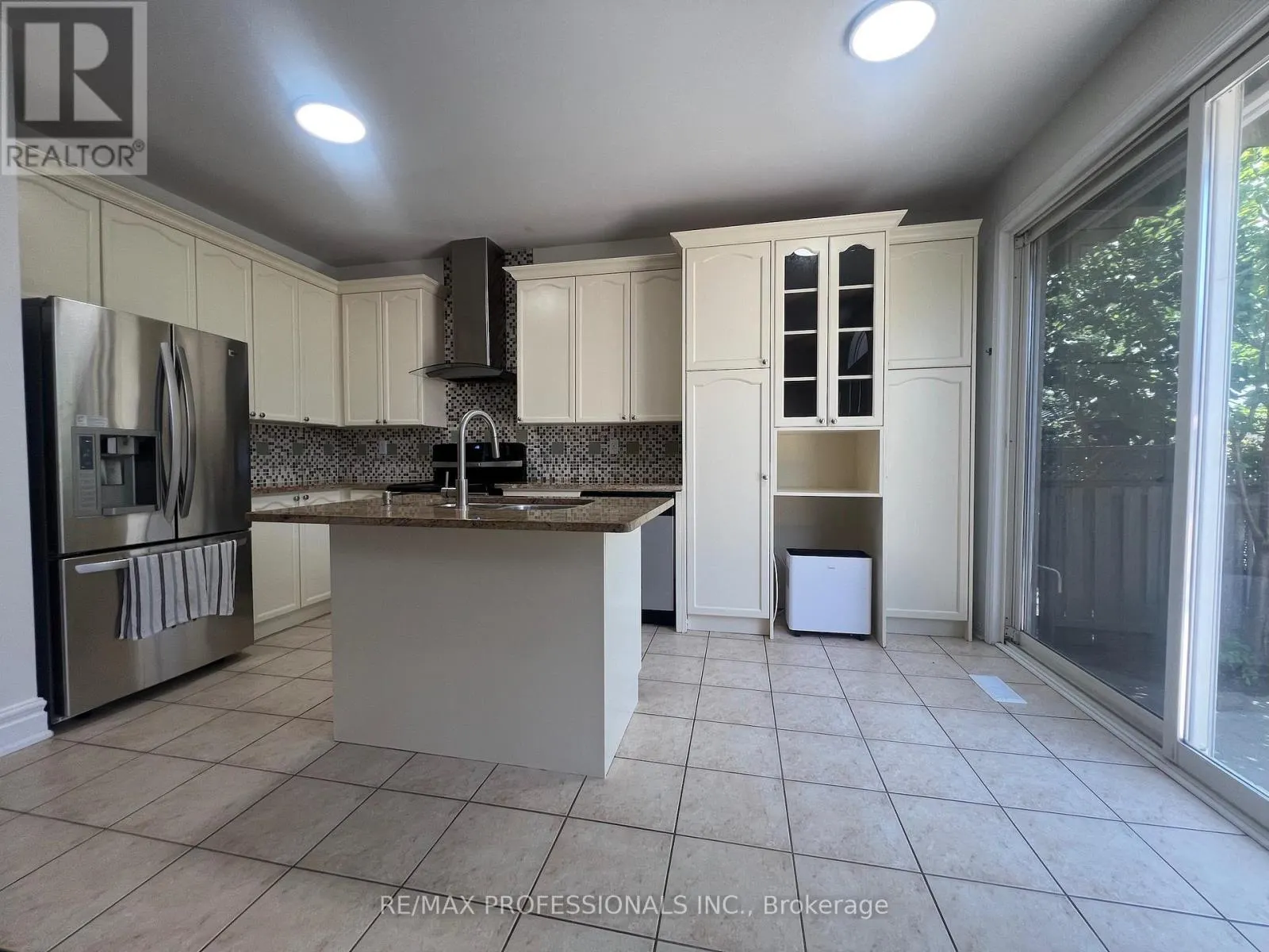 3895 HENRIETTA WAY