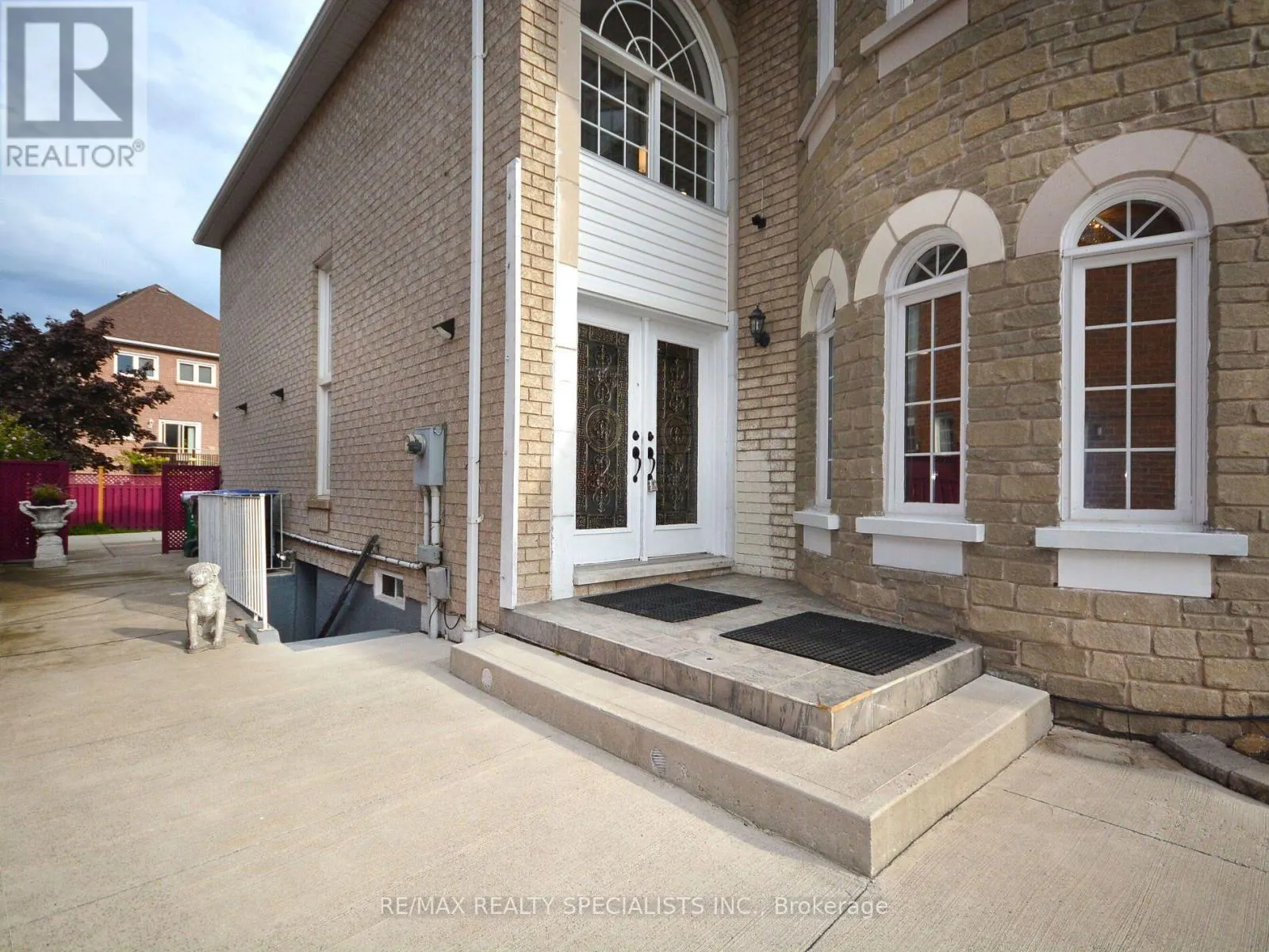 405 BRISTOL ROAD E