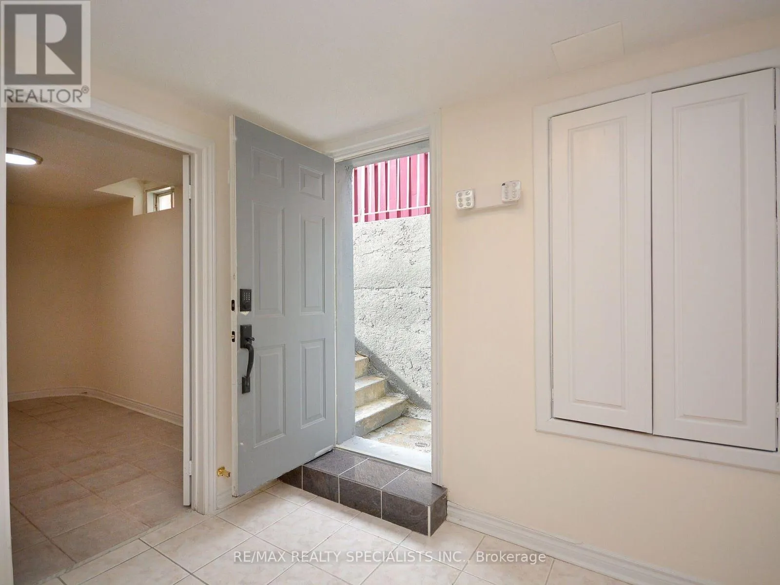 405 BRISTOL ROAD E