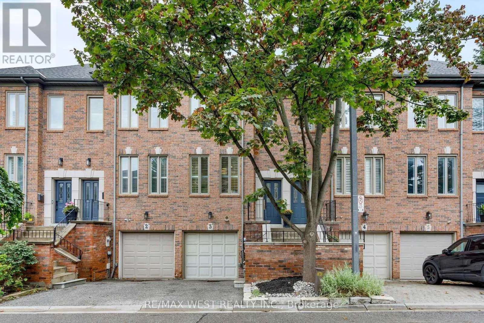 3 - 175 GRAND AVENUE