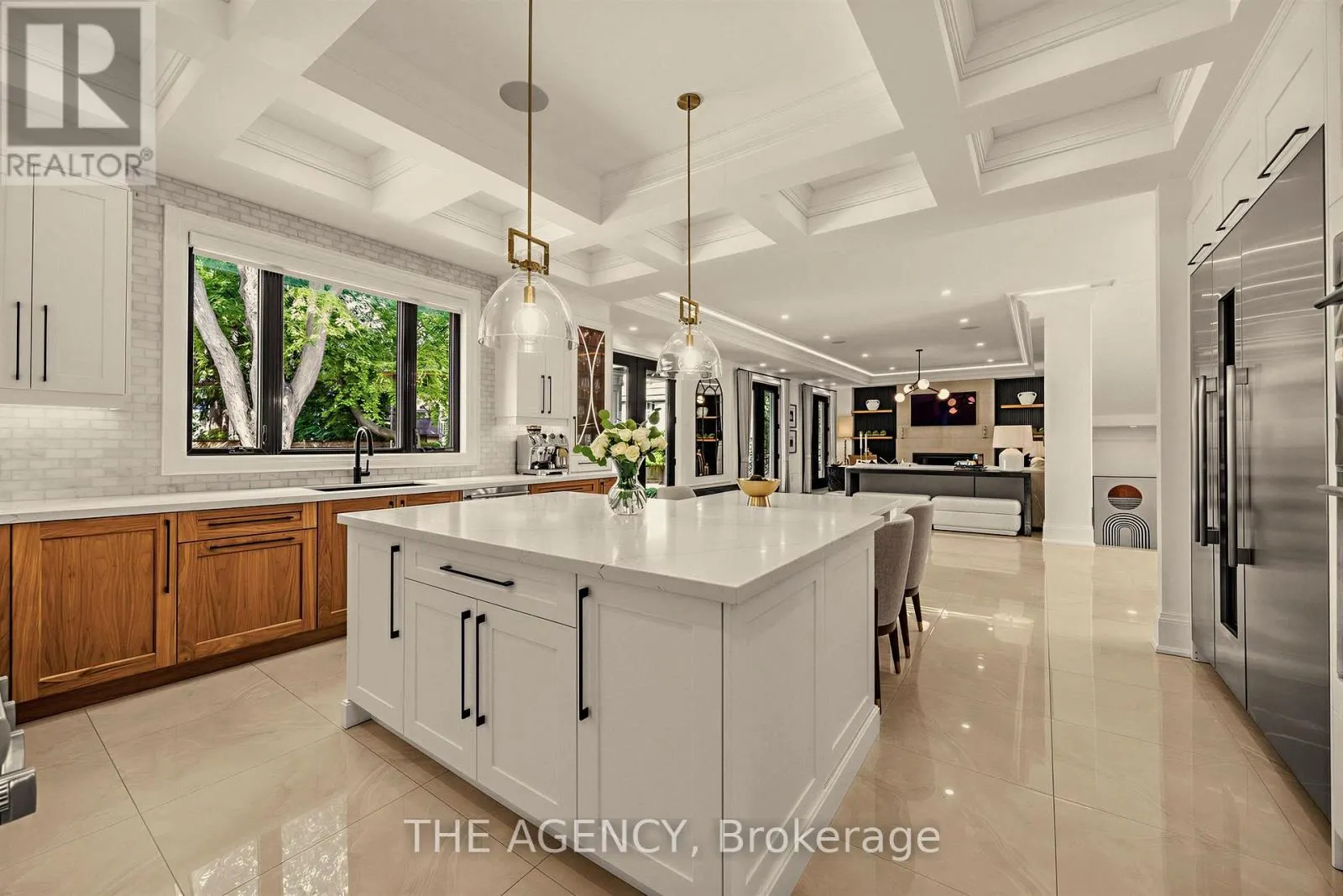 1529 VENETIA DRIVE