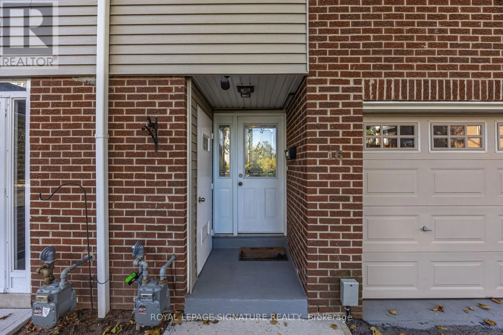 16 - 960 WARWICK COURT