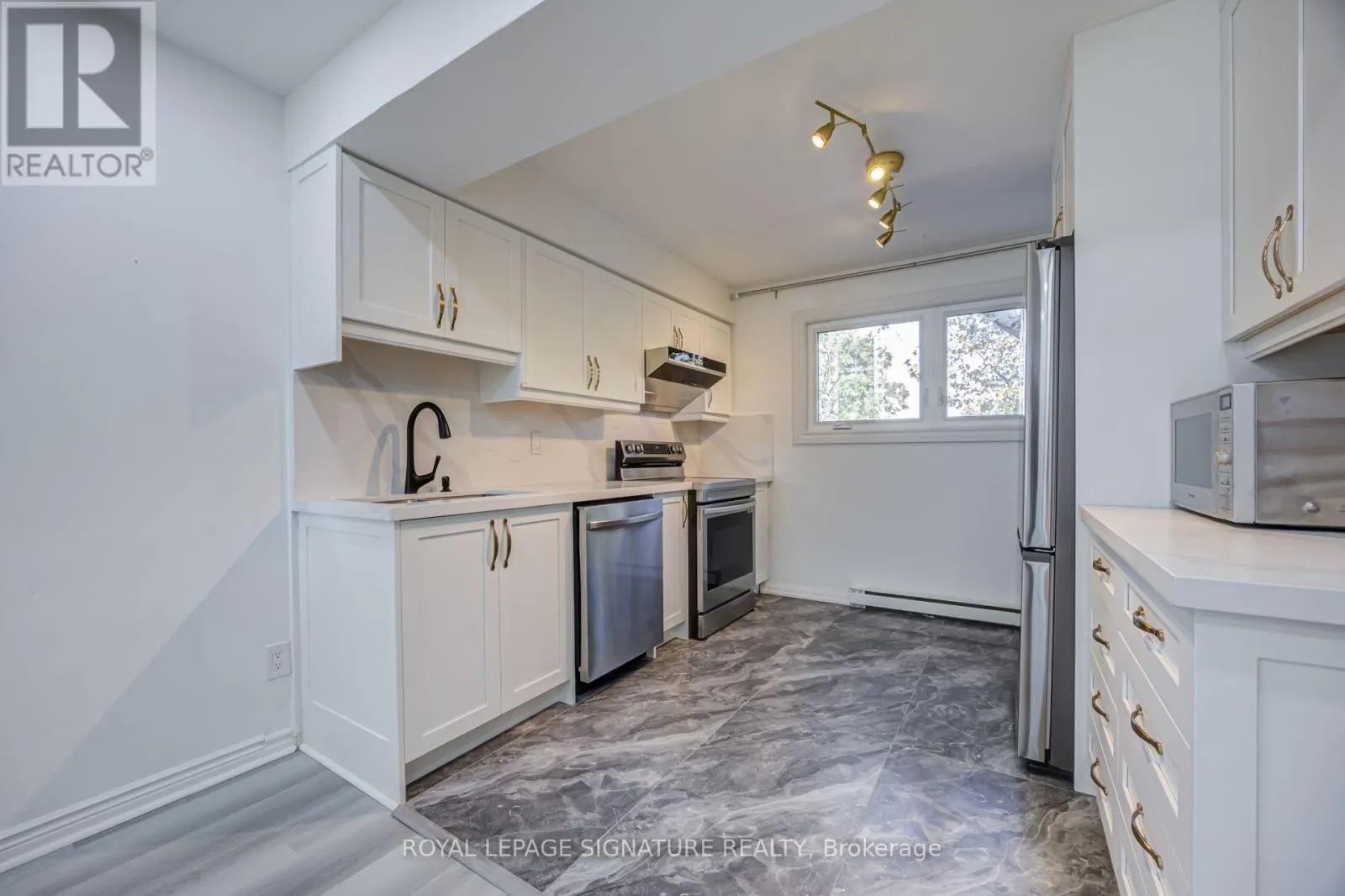 16 - 960 WARWICK COURT