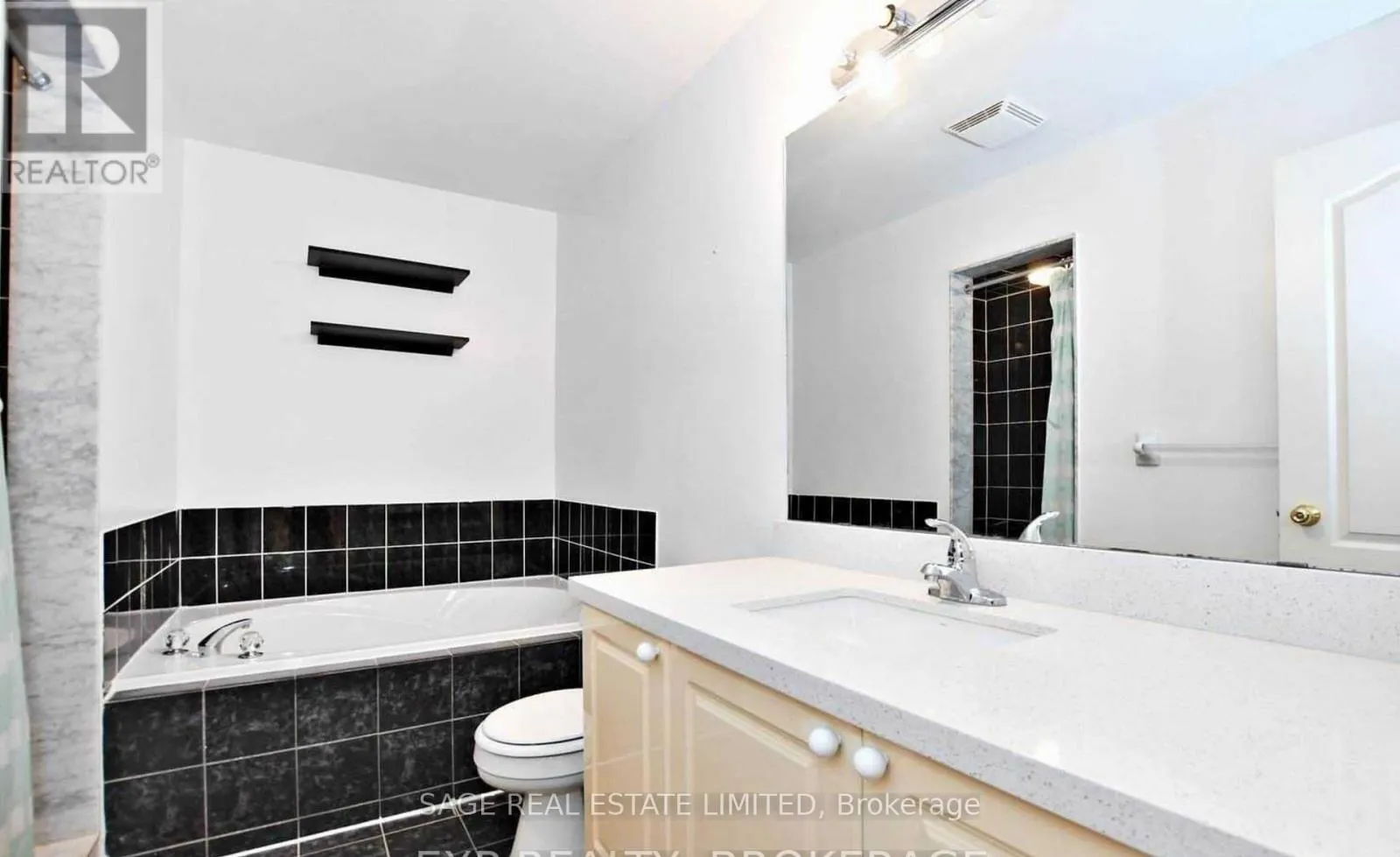 113 - 833 SCOLLARD COURT E