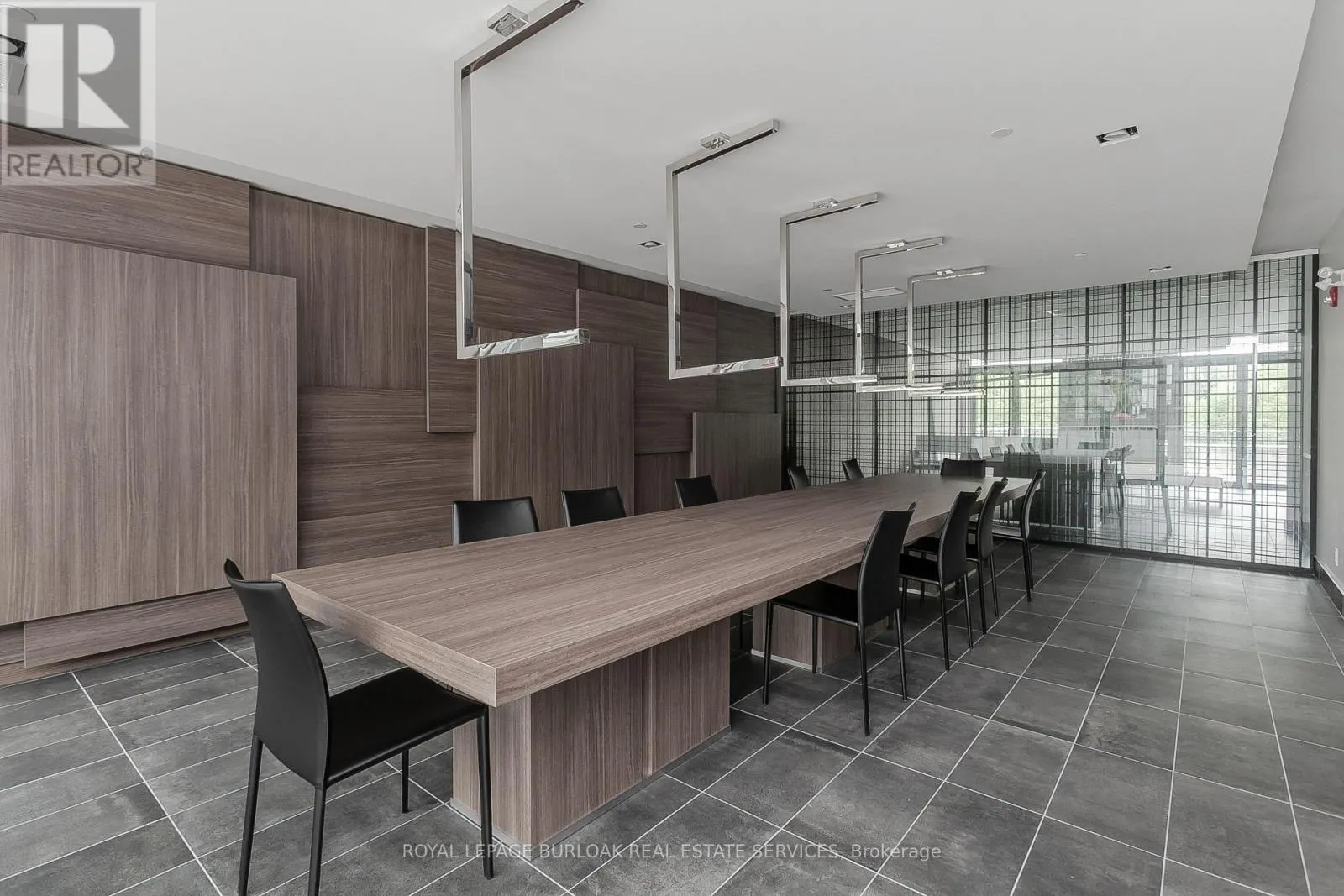 D509 - 5220 DUNDAS STREET