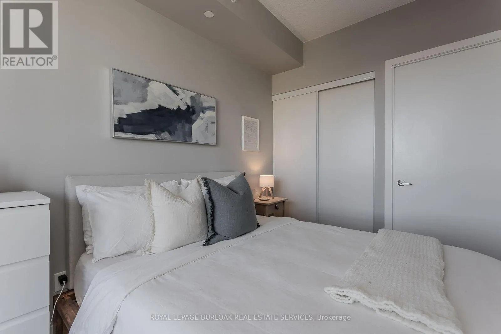 D509 - 5220 DUNDAS STREET