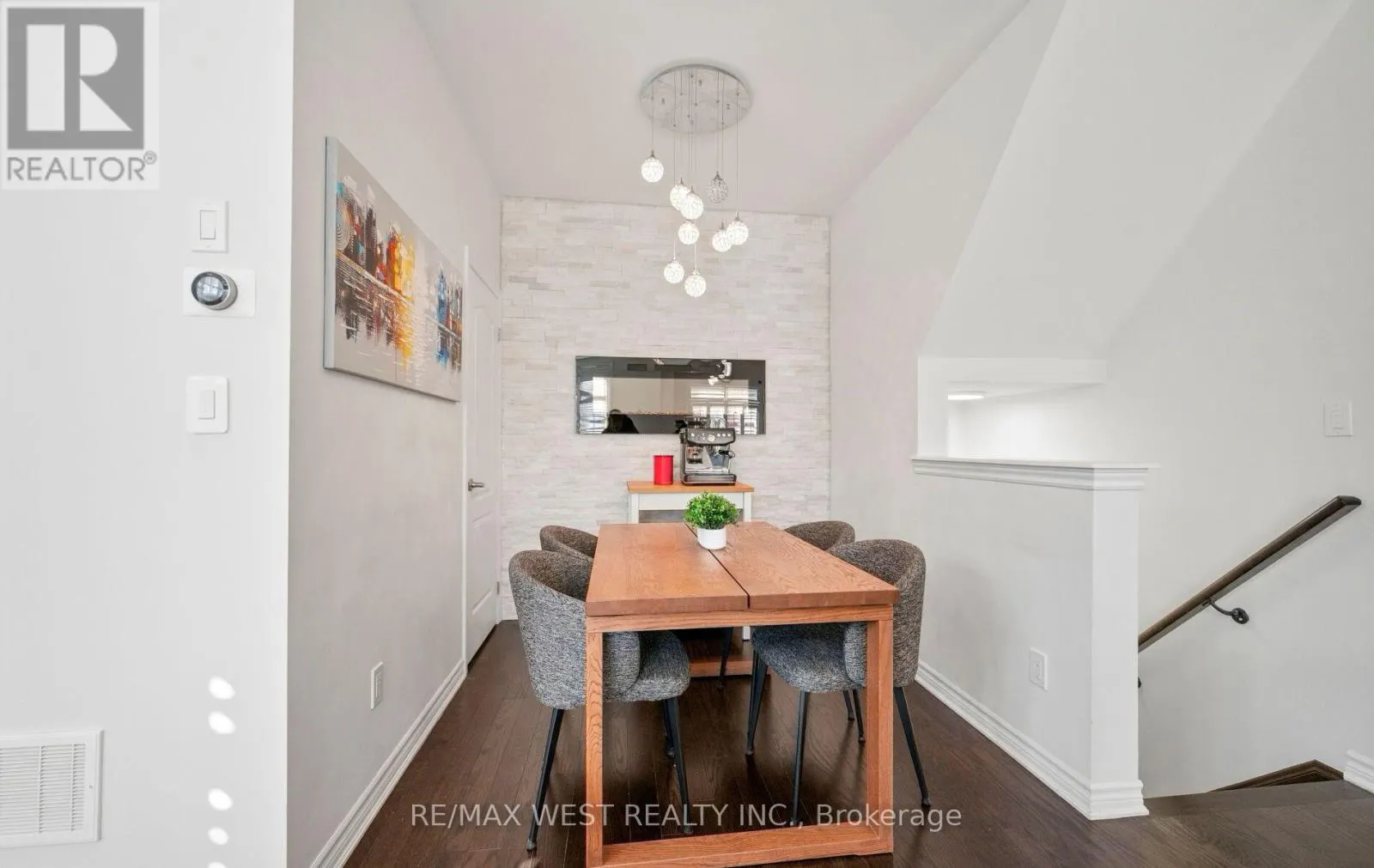 22 - 636 EVANS AVENUE
