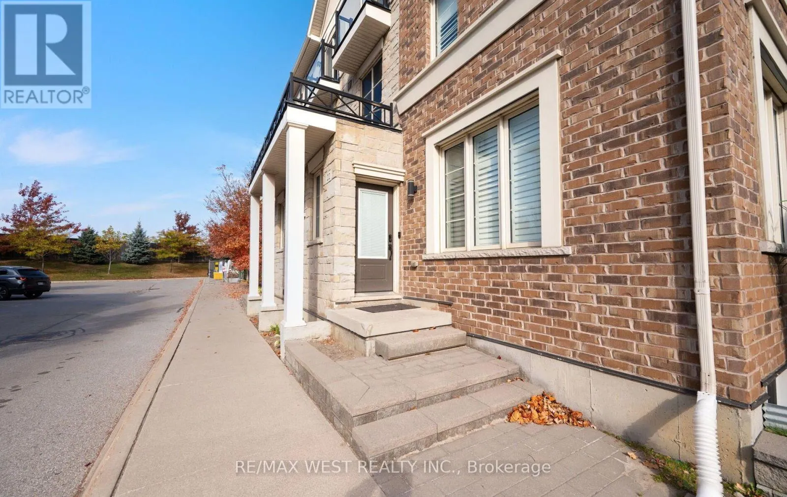 22 - 636 EVANS AVENUE