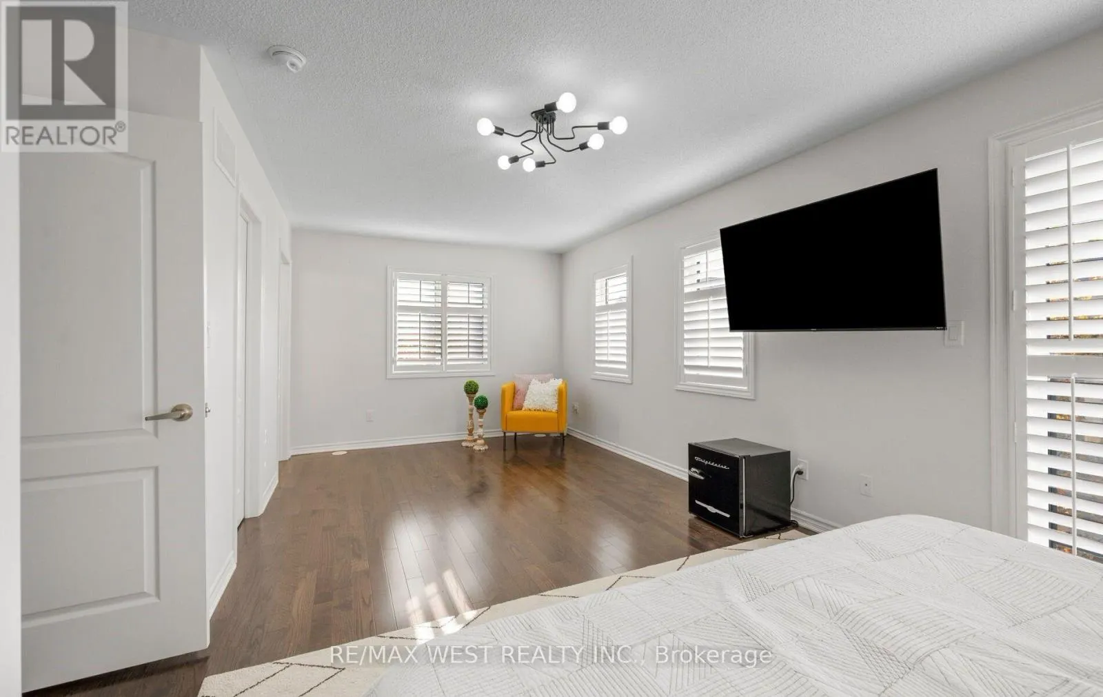 22 - 636 EVANS AVENUE