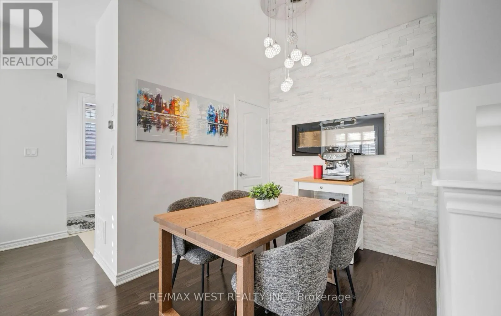 22 - 636 EVANS AVENUE